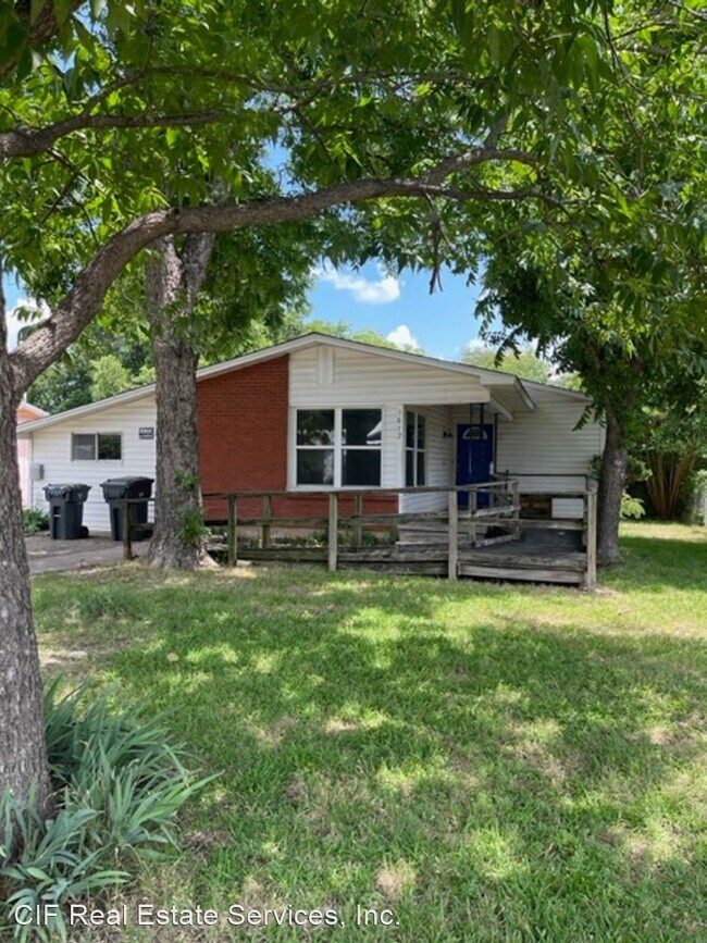 Foto del edificio - 4 br, 1.5 bath House - 1512 Bryan Ave