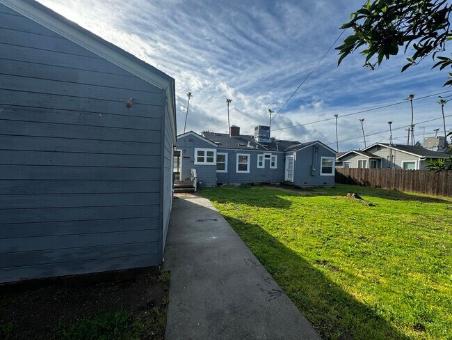 Foto del edificio - Available Soon!