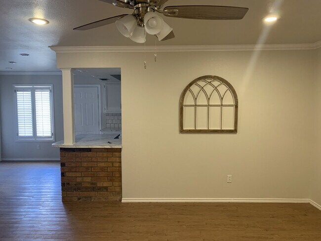 Foto del edificio - Beautiful 2 Bedroom Duplex Near Restaurant's & Grocery Store