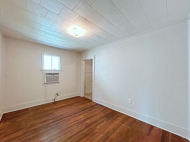Building Photo - 2 Bedroom House near LSU for rent.