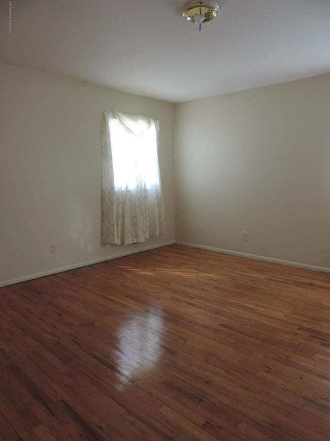 Building Photo - 1205 Rockland Ave