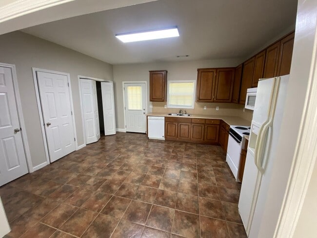 Building Photo - 2316 Summerville Rd