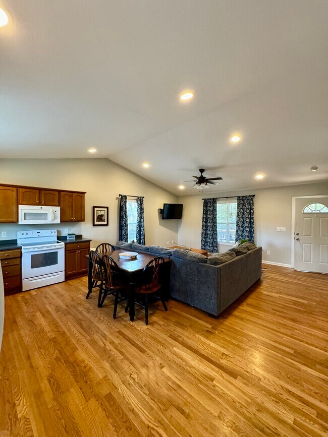 Building Photo - 120 Barefoot Ridge Dr