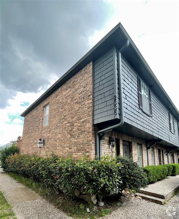 Building Photo - 2335 University Blvd