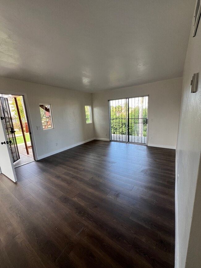 Building Photo - 1702 E 7th St