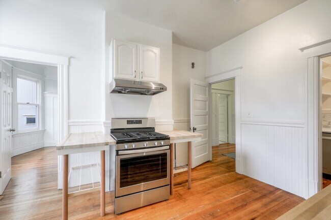 Building Photo - Light Filled Three Bedroom Flat In Prime L...