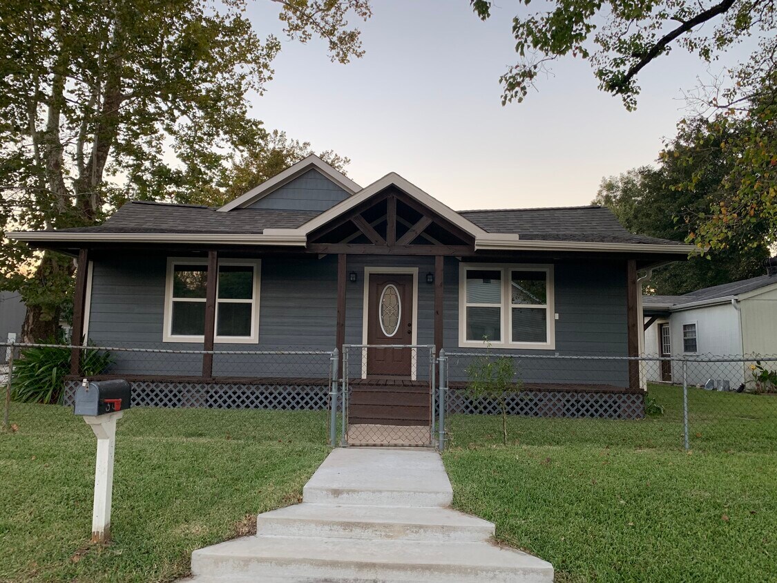 Primary Photo - 503 N Ave E
