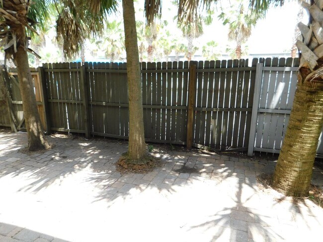 Foto del edificio - Large 1 Bed Condo w/Patio Near OIA