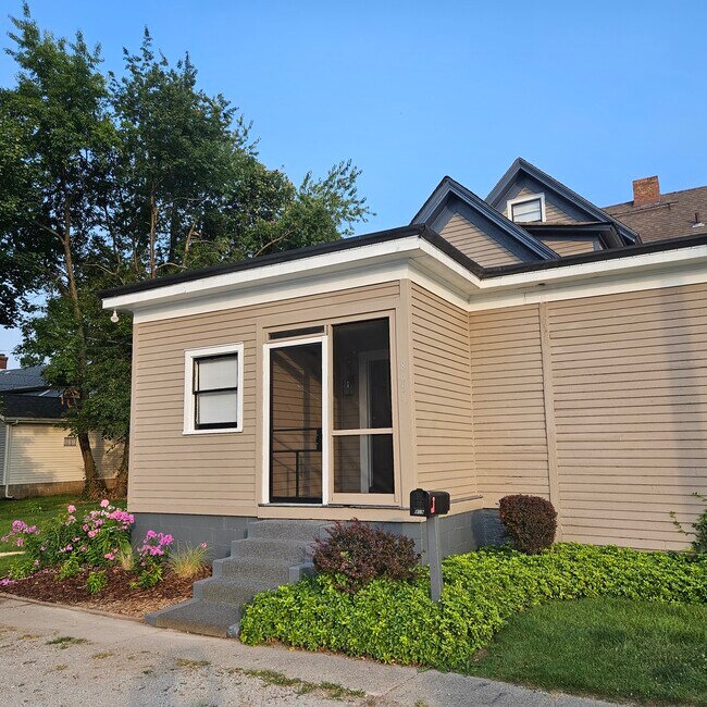 Building Photo - 809 Tyler St