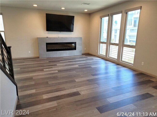 Building Photo - EXQUISITE TRI-LEVEL RESIDENCE IN THE SOUTH...