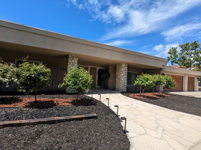 Building Photo - 4321 Clear Valley Dr