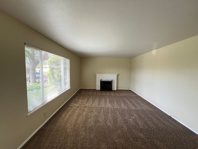 Building Photo - Single story close to shopping and freeway access!