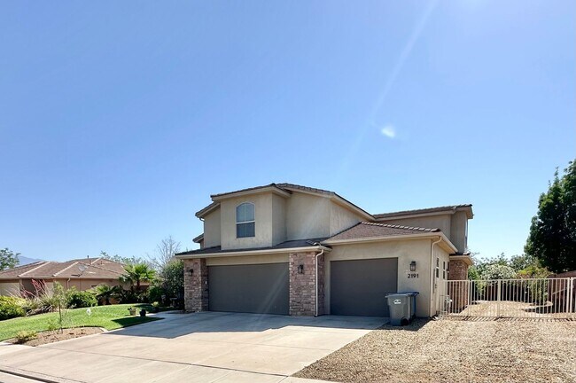Building Photo - Beautiful Tonaquint Home! Pet Friendly and...
