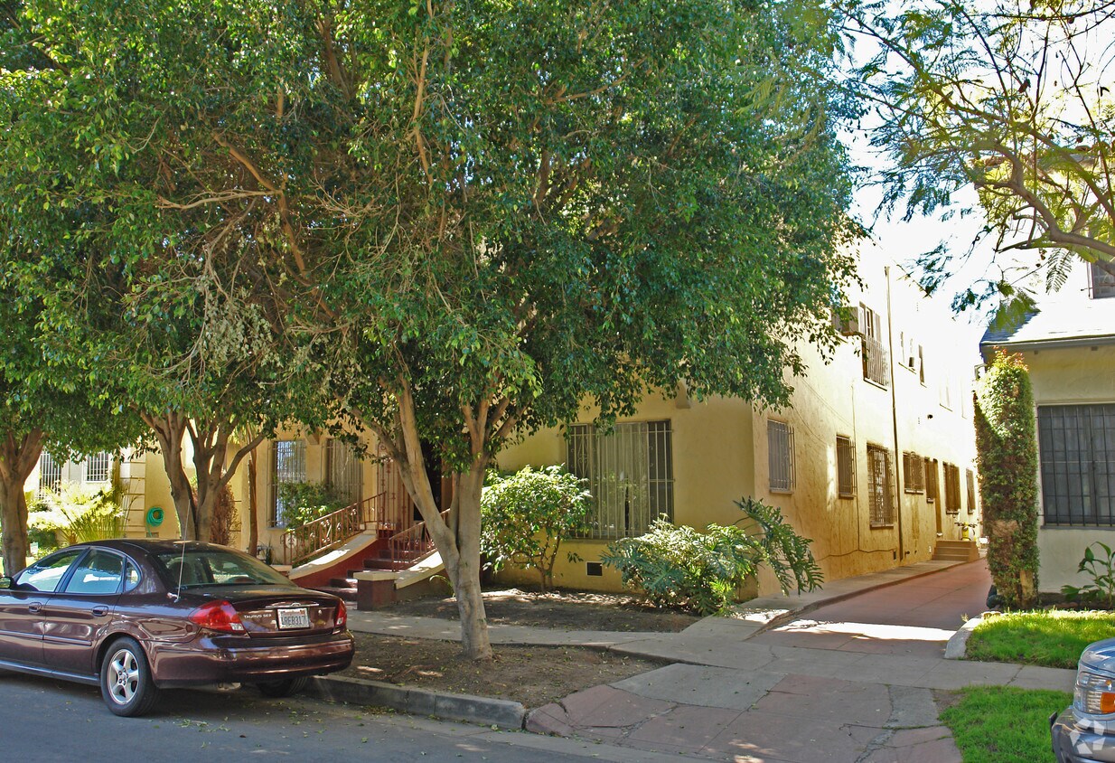 Foto del edificio - 347-349 N Sierra Bonita Ave