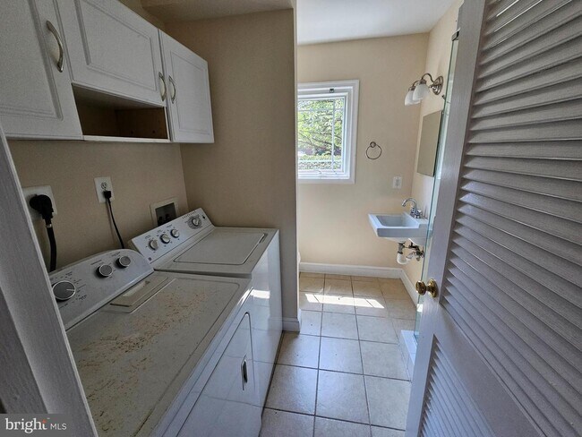 Building Photo - 452 W Taylor Run Pkwy