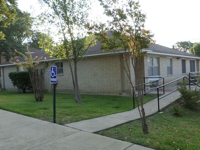 Foto del edificio - Kerrville Oaks Apartments