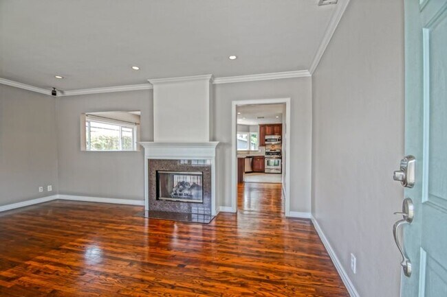 Foto del edificio - Beautifully Remodeled, Bright & Airy Home w/ Detached Bonus Room w/ Bath & 1-Car Garage, Front Ya...
