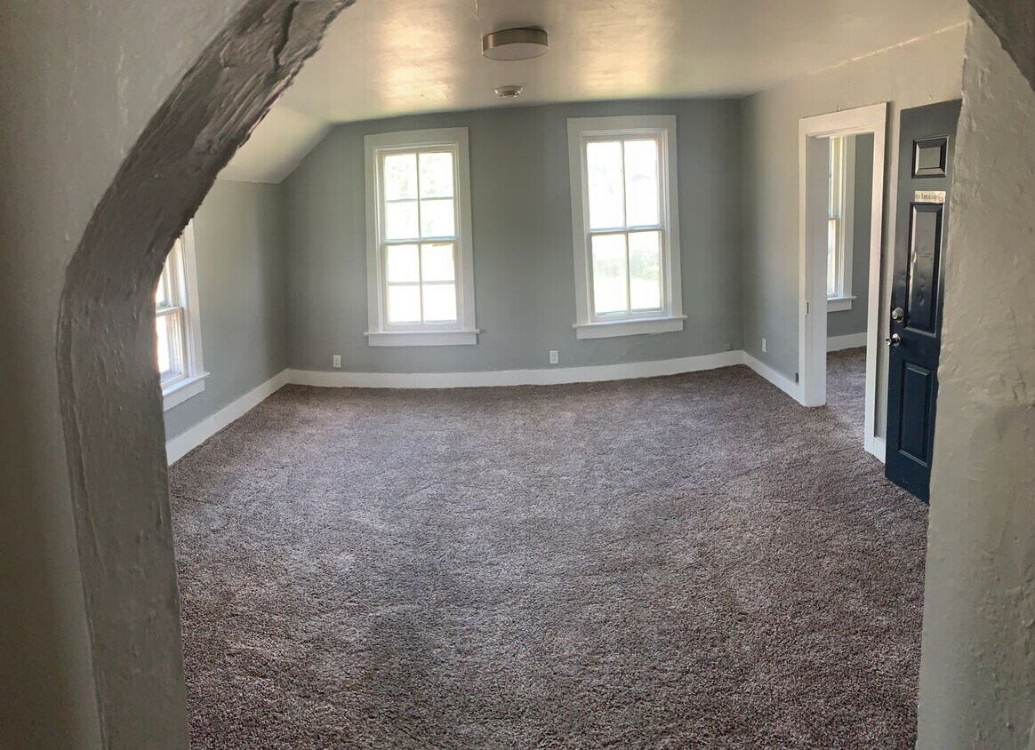 120 Hazel St Unit B, Green Bay, WI 54303 Room for Rent in Green Bay