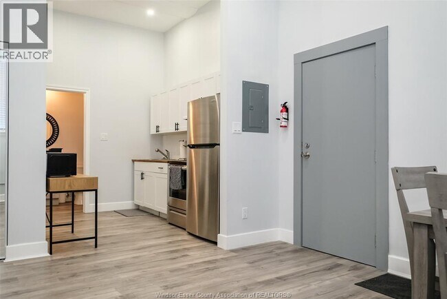 Photo du bâtiment - 493 University Ave W