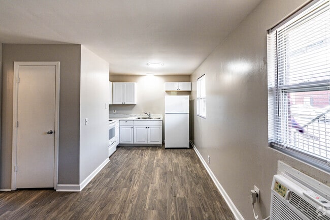 2BR, 1BA - 750SF - Dining Room - Village on the Green