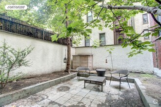 Building Photo - 148 W 70th St