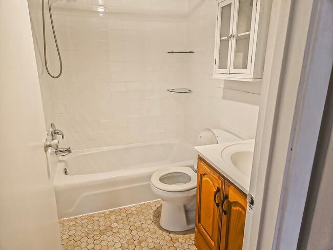 Building Photo - Cozy 1 Bed 1 Bath Condo With Parking In Br...