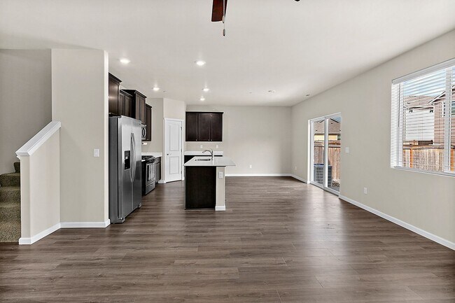 Building Photo - Spacious 5 Bedroom Home in Bremerton