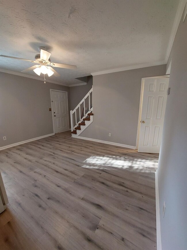 Building Photo - 140 Hunters Walk