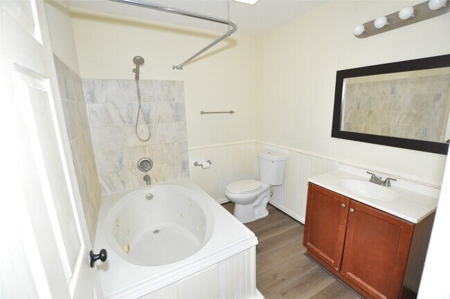Foto del edificio - 208 Blue Lake Dr