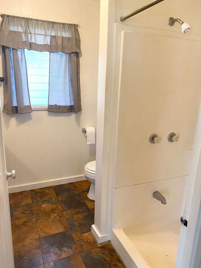 Building Photo - Pauoa Valley - 3 bedroom 1 bath house w/un...