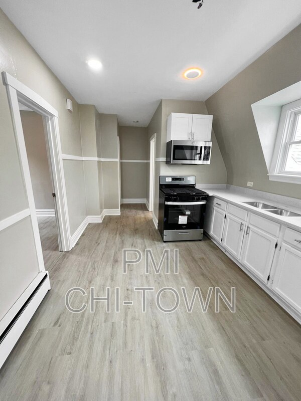 5202 W Ainslie St, Chicago, IL 60630 Condo for Rent in Chicago, IL