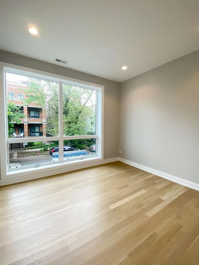 Foto del edificio - 1050 W Cornelia Ave