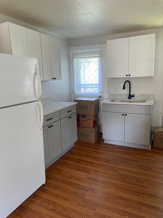fregadero de la cocina - 39 Maple St