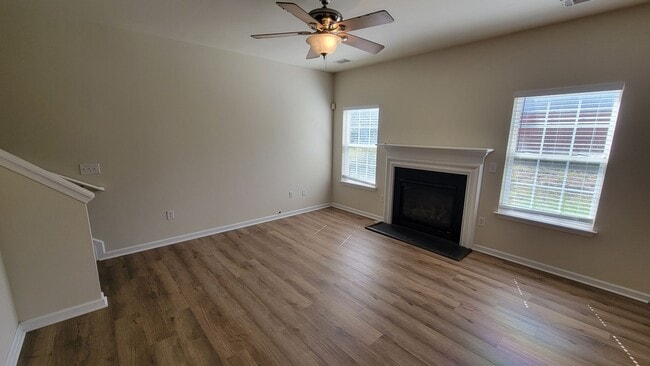 Building Photo - AVAILABLE NOW, $500 OFF FIRST FULL MONTH O...