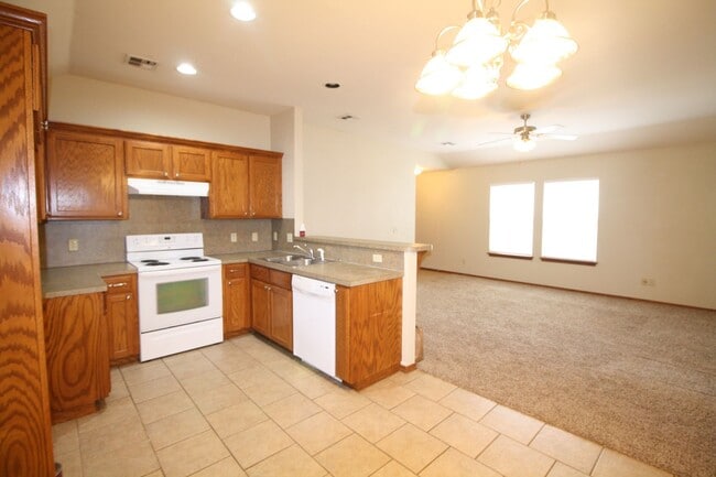 Building Photo - Great location in Yukon! 3 Bed Duplex