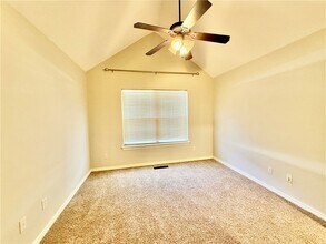 Building Photo - 305 Meadows Ct