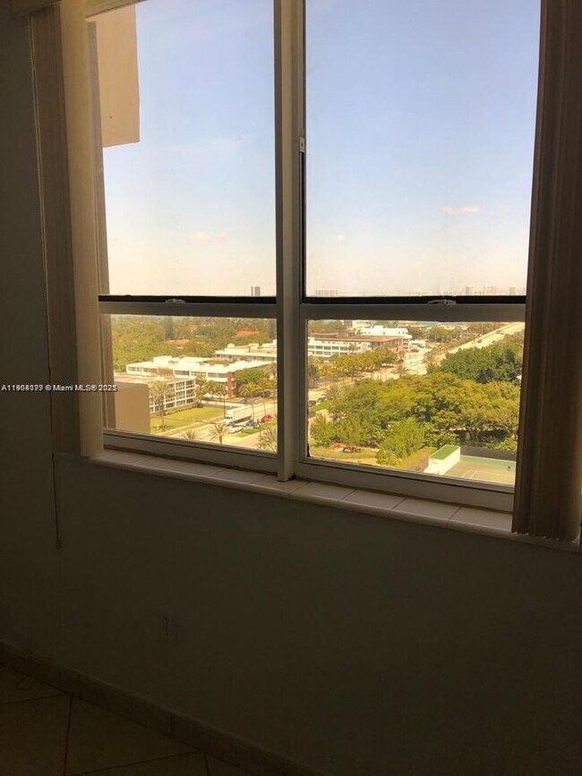 Foto del edificio - 10185 Collins Ave