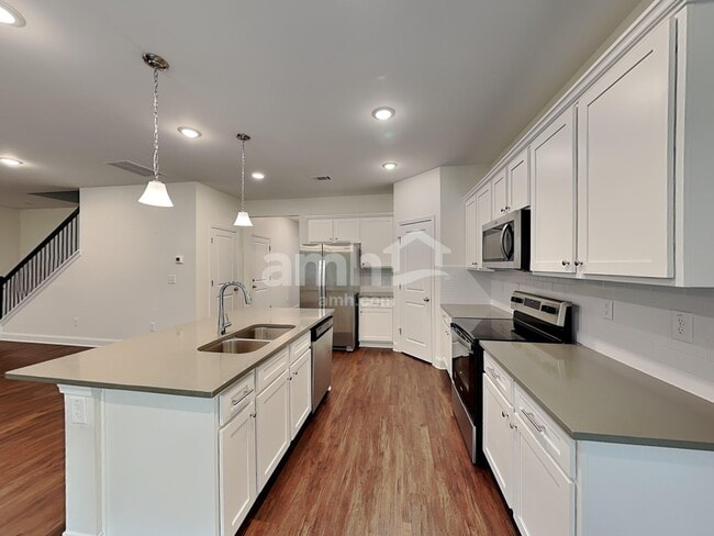 Building Photo - 3860 Chivalry Dr