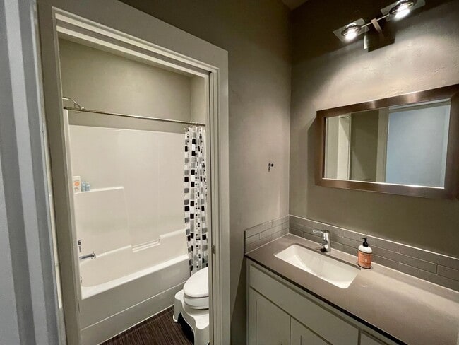 Building Photo - Modern 2 Bedroom, 2.5 Bathroom Bi-Level Du...