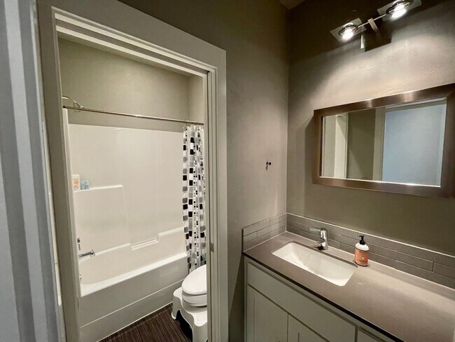 Foto del edificio - Modern 2 Bedroom, 2.5 Bathroom Bi-Level Du...