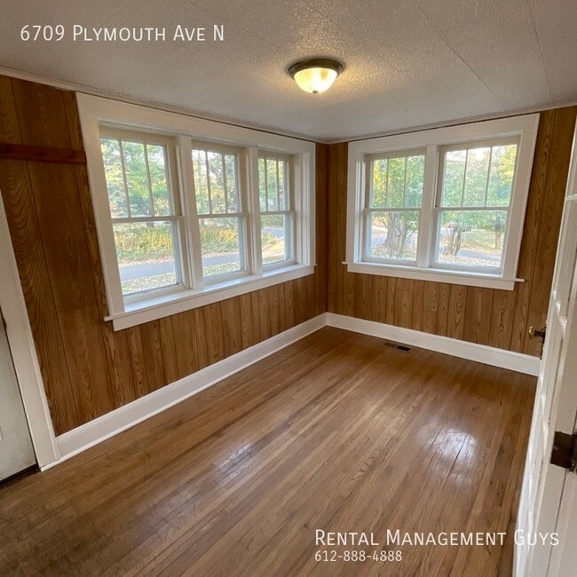 Building Photo - 3 Bedroom + Office Home In Golden Valley!