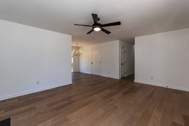 Building Photo - Three Bedroom Home!