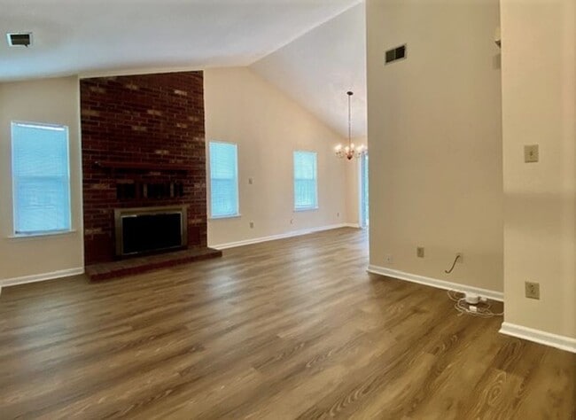 Building Photo - 1/2 Mo Off Special - Bed, 1 Bath townhome minutes to South Park