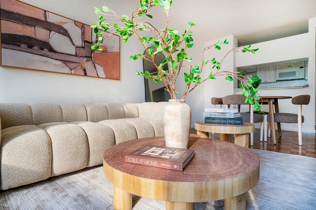 Building Photo - 350 W 43rd St