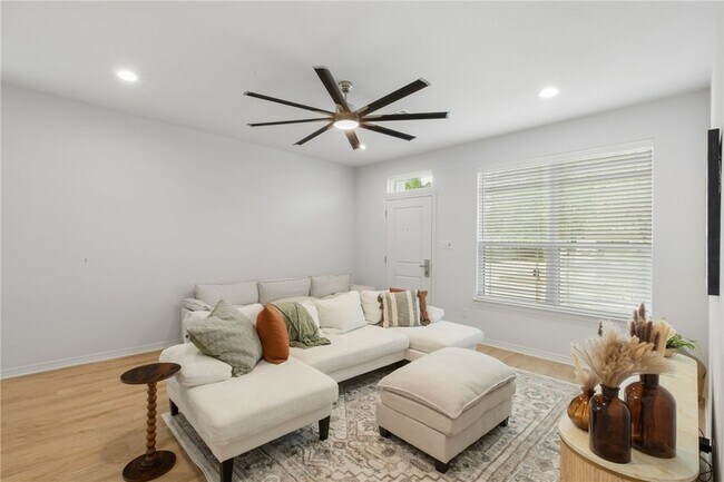 Foto del edificio - 240 Richards St