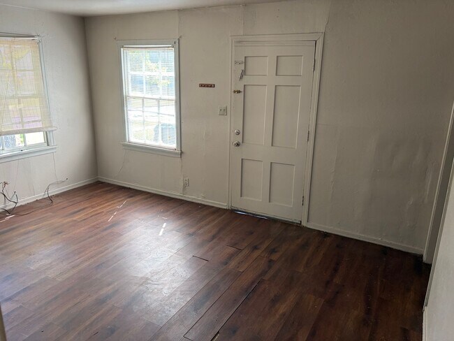 Foto del edificio - 2726 Lakehurst Ave