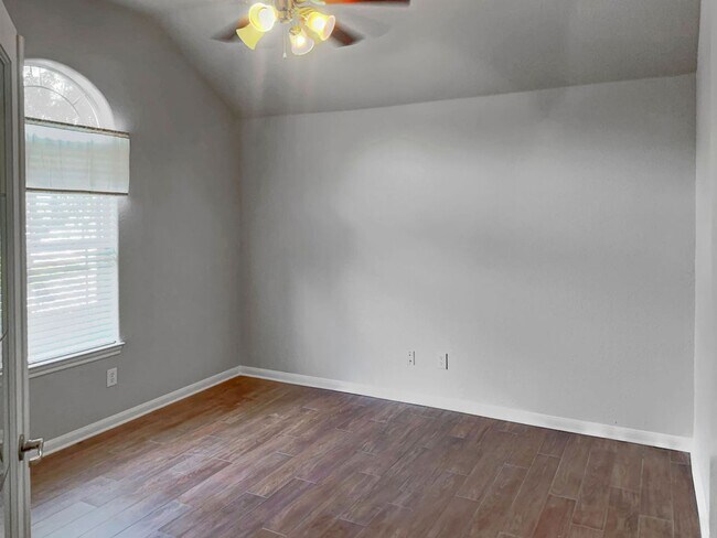 Building Photo - 3627 Globe Willow