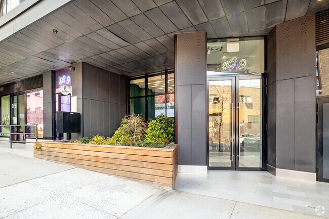 Entrada - 56 North 9th Street