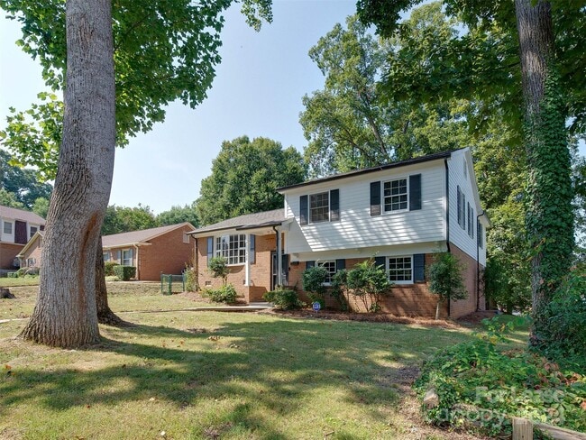 Building Photo - 1400 Standish Pl