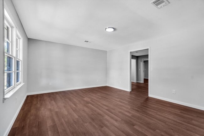 Building Photo - 107 E Elm St